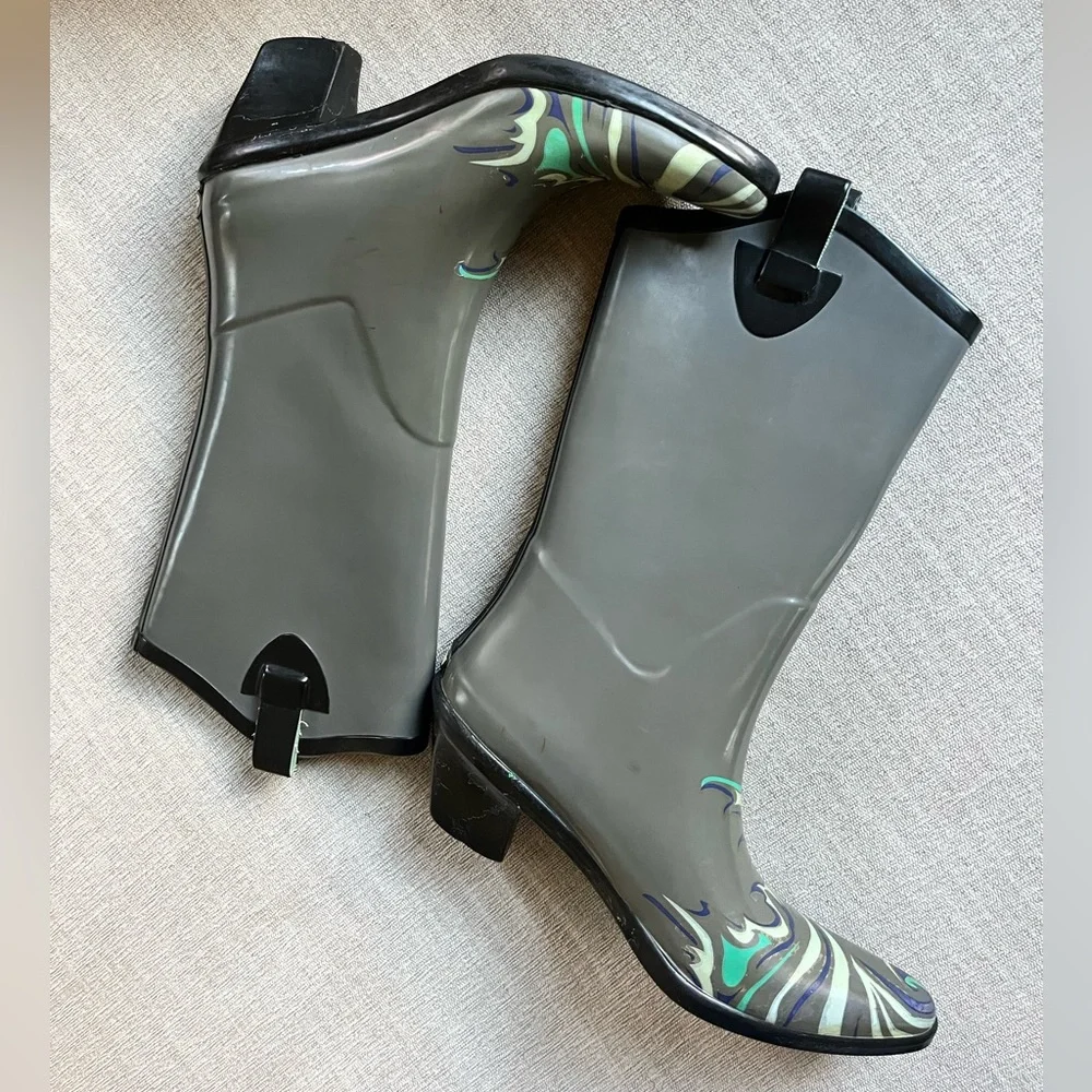 Dav Western Style Rubber Rain Boots with a Koi Fish Design. Women's Size: 5.